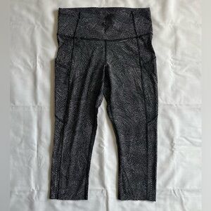 Lululemon. Size 6. Black/White Patterned Leggings. 17” inseam.